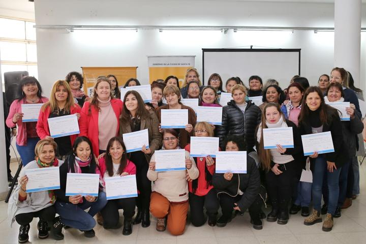 35 egresados en formación de cuidadores domiciliarios