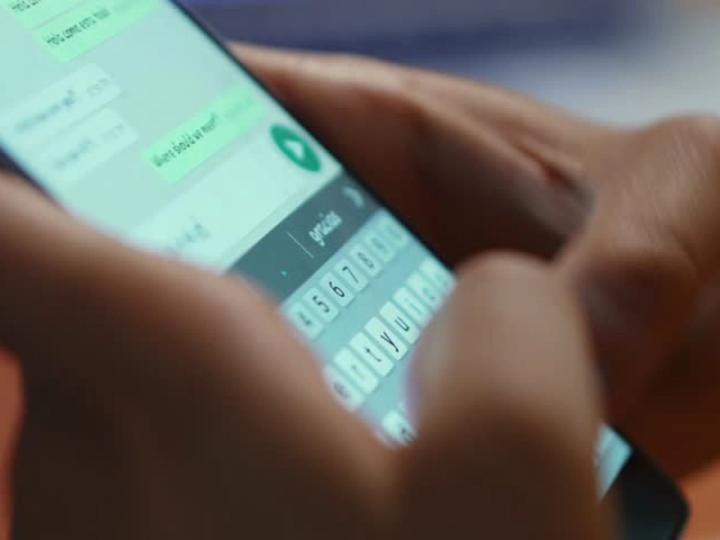 Condenan a maestra por acosar a un alumno 