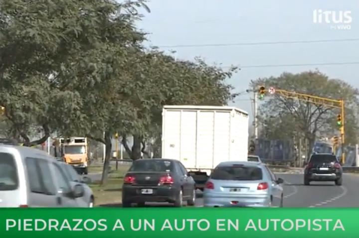 Tiran piedras en el ingreso a Santa Fe
