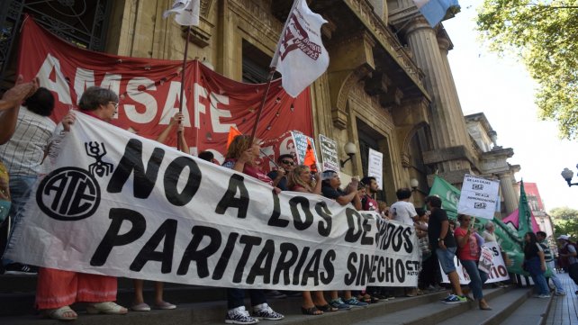 Estatales en alerta ante una posible quita de la cláusula gatillo
