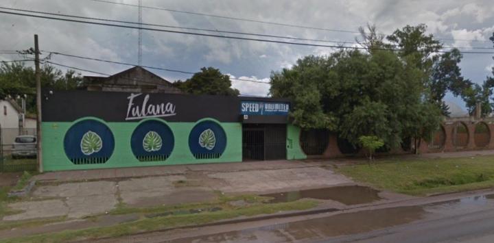 Dejó a sus hijos encerrados en una camioneta y se fue a bailar