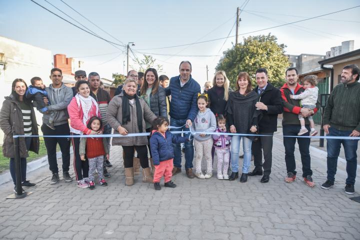 Corral inauguró la cuadra 183 de pavimento articulado