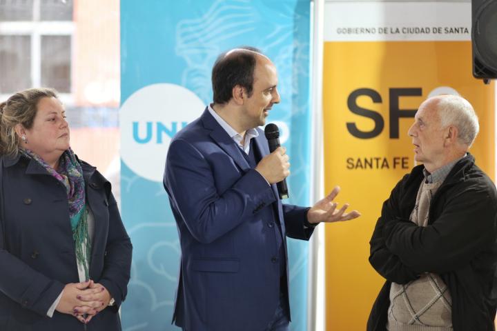 El intendente habla en el acto. A su lado, Raúl Beceyro, director de cine y amigo del escritor.
