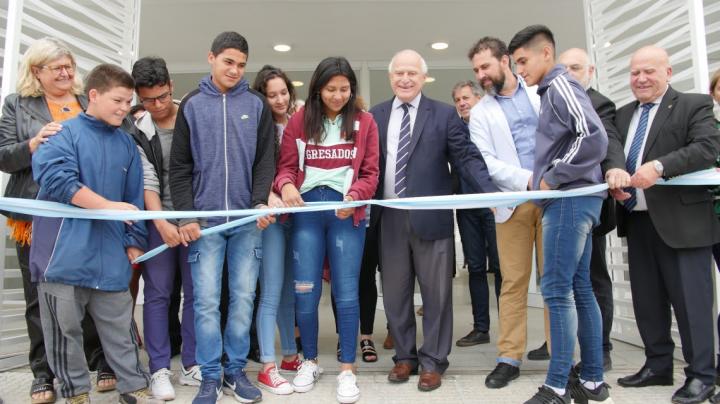 Lifschitz inauguró un nuevo edificio escolar