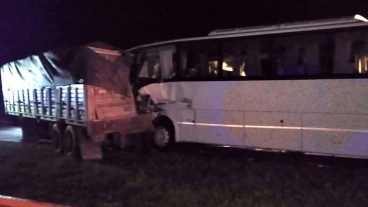 Un camión chocó contra un micro con futbolistas