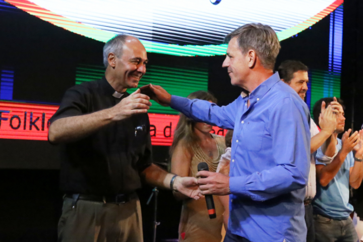 El intendente de Santa Fe saluda al padre Olidio Panigo.