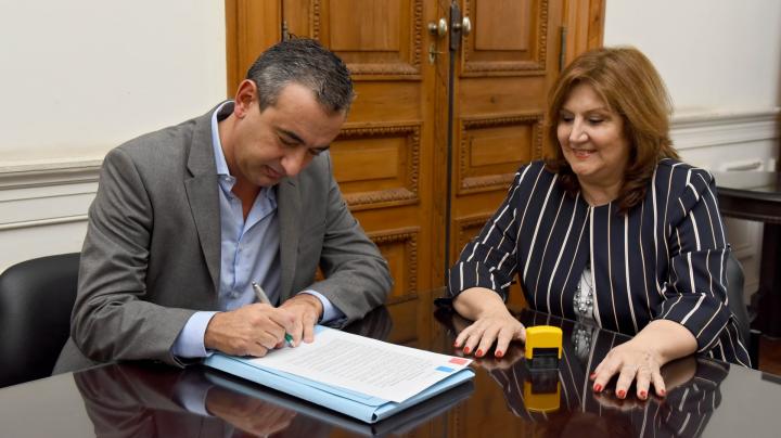 Firman un acta compromiso por la educación