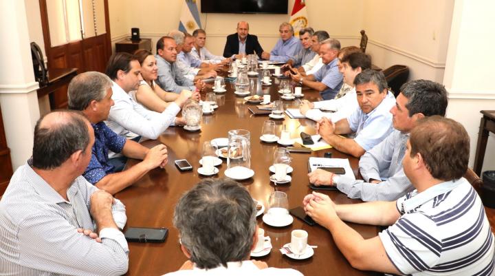 Perotti reunió a los intendentes y presidentes comunales