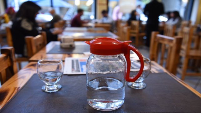 Agua en bares y restaurantes de Santa Fe