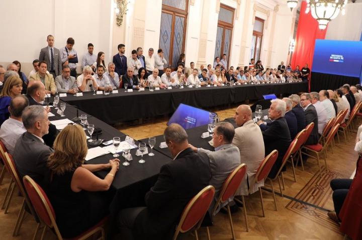 El gobernador, ministros y funcionarios durante la reunión en Casa de Gobierno.