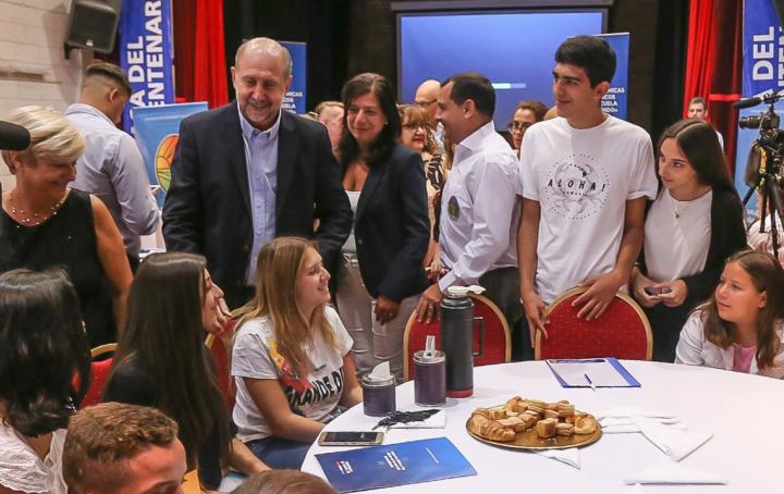 Perotti lanzó el programa “Todos los chicos en la escuela aprendiendo” 