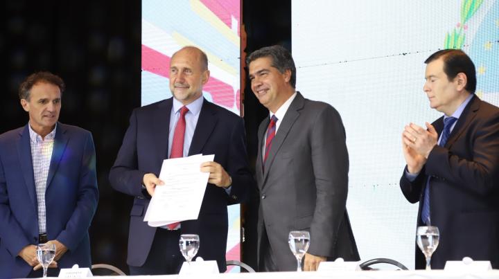 El gobernador santafesino, durante la firma del convenio.