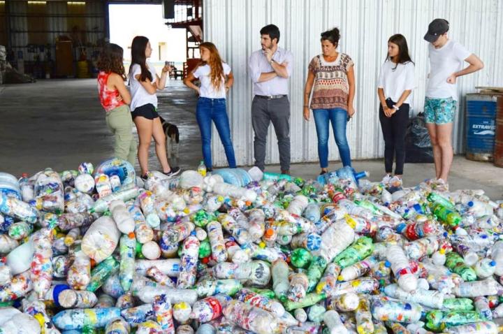 Ecobotellas: juntaron una tonelada de plástico