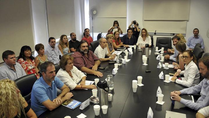 Docentes bonaerenses: $ 29.000 de inicial y cláusula gatillo