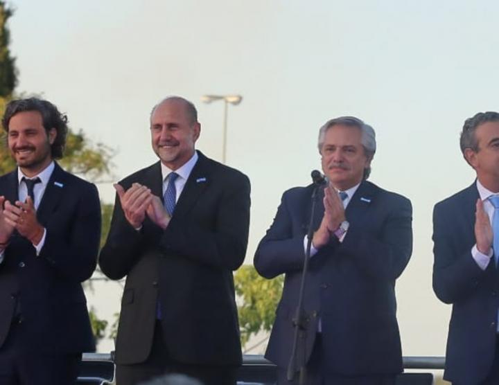 Perotti y Fernández en el Monumento Nacional a la Bandera