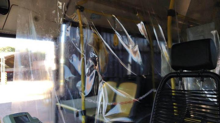Instalan una aislación física en los colectivos de Santa Fe