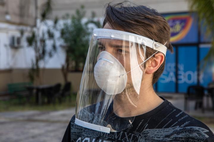 La UNL comenzó a entregar protectores faciales