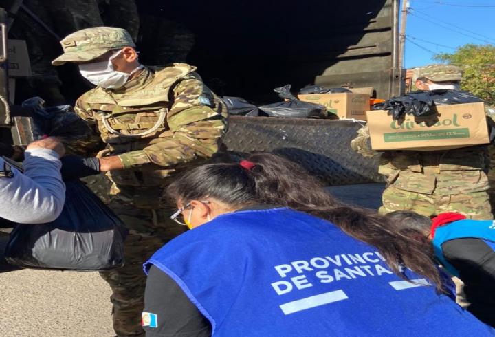 Santa Fe sigue entregando alimentos casa por casa