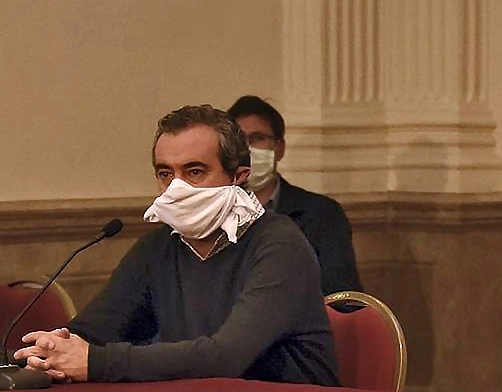 Rosario también se tapa la boca