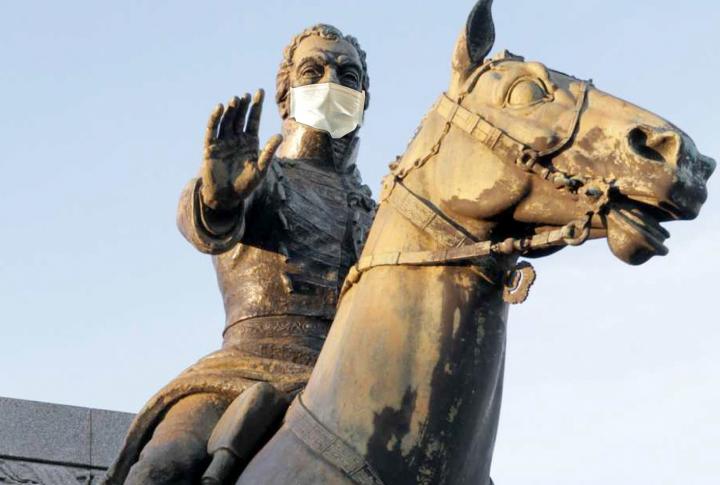 Barbijos sociales en estatuas y monumentos