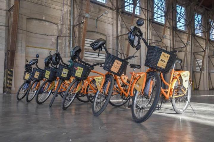 Prestan bicicletas para trabajadores de la salud pública