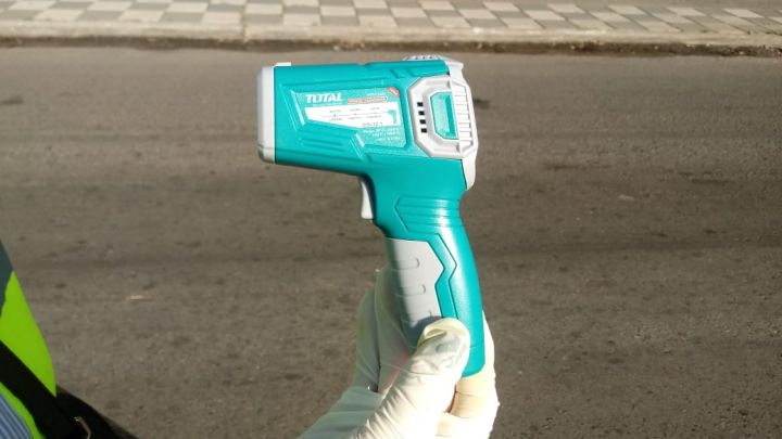 La pistola lasér para medir la temperatura.