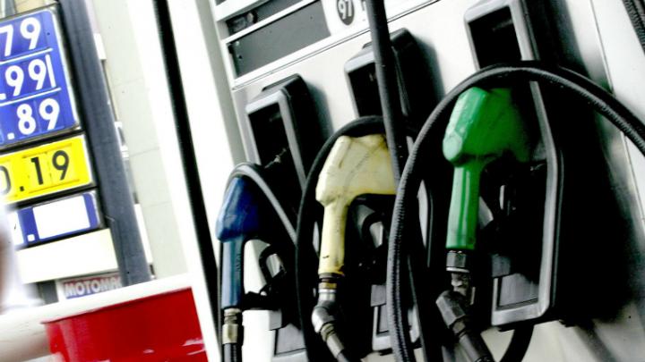 Estaciones de servicios suspenden y bajan salarios