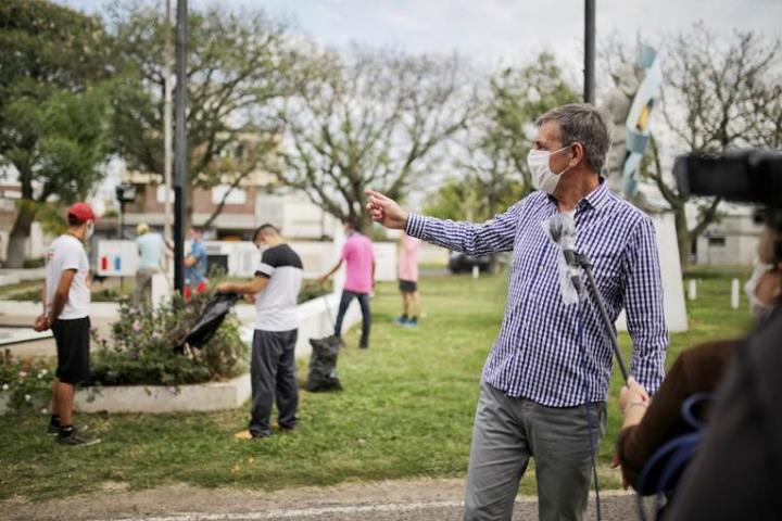 Ida y vuelta solidaria: retribuyen con labores al refugio que los alberga