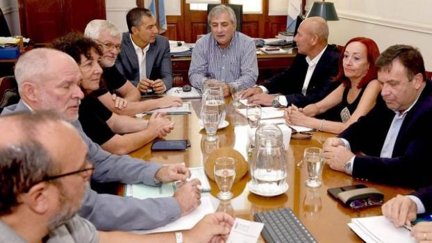 Gobierno y gremios se reúnen pero no para salarios 