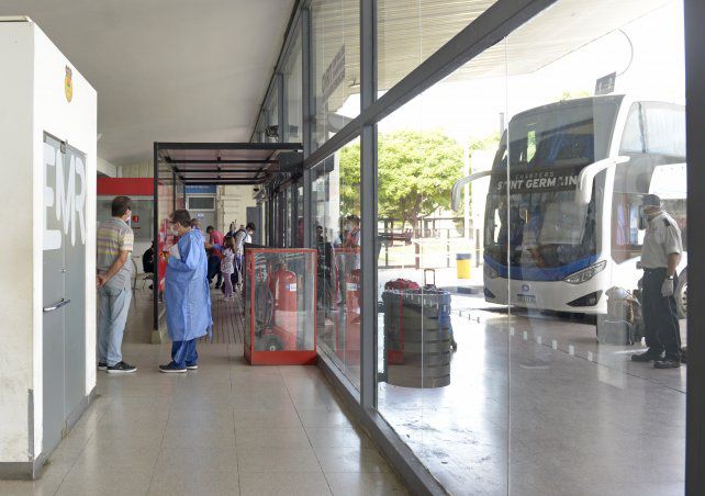 Un repatriado con COVID-19 viajó en micro de Ezeiza a Rosario