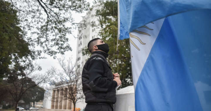 Las insignias volvieron a flamear en los espacios públicos