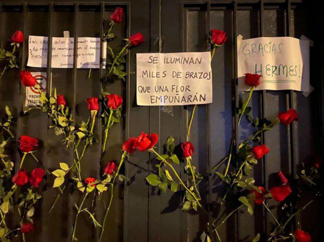 Flores y carteles hechos a mano para despedir a Hermes Binner