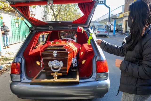 Emoción, lágrimas y rosas rojas para despedir a Hermes Binner 