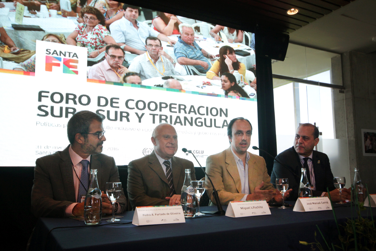El gobernador y el intendente en la apertura del Foro.