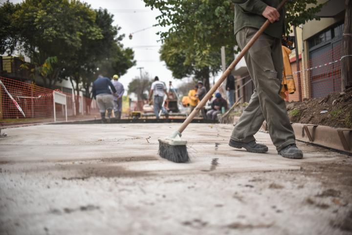 Intenso trabajo de bacheo en calles de Santa Fe