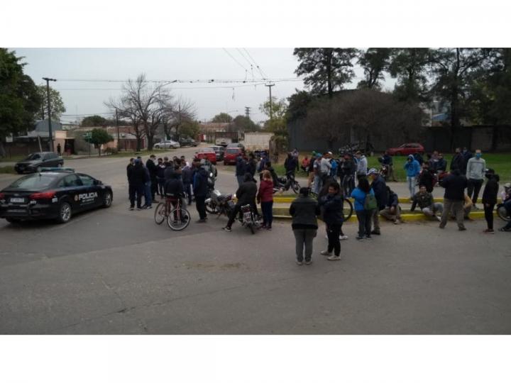 Pagan sueldos con vales por carne y aceite