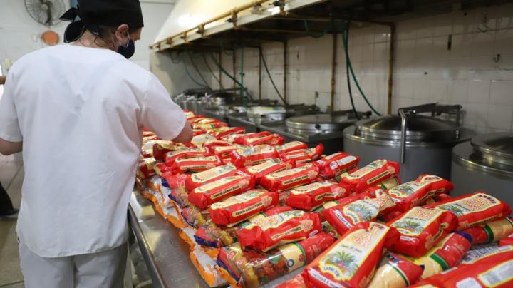 Santa Fe llega con alimentos a 200.000 alumnos
