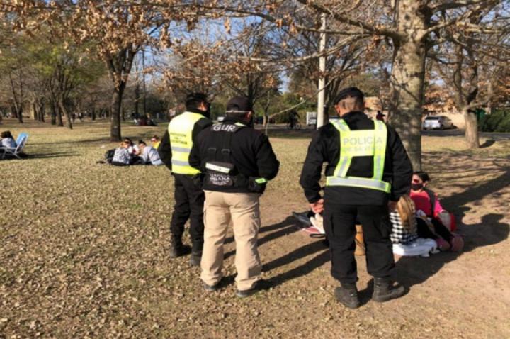 Casamiento, fútbol y bochas en plena pandemia