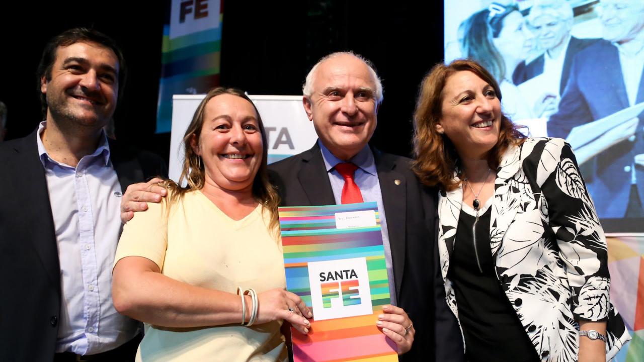 La provincia entregó más de mil escrituras de viviendas