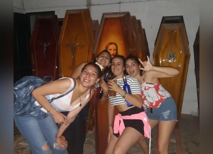 Fiesta clandestina en un cementerio de Santa Fe
