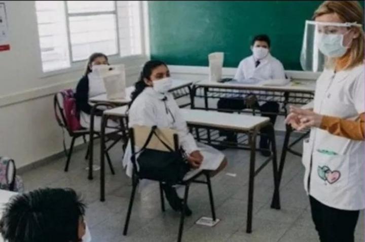 Más escuelas secundarias abren sus aulas