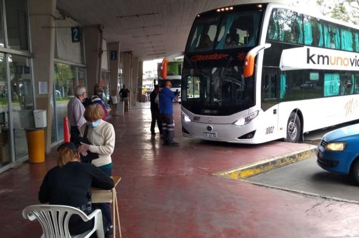 Santa Fe habilitó los viajes para colectivos y trenes