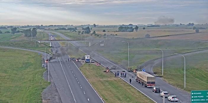 Pescadores cortan la Autopista Santa Fe-Rosario