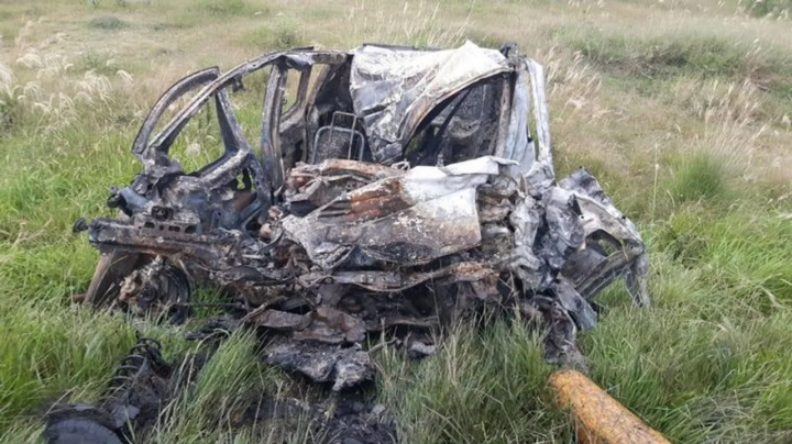 Murió calcinado al chocar contra un colectivo