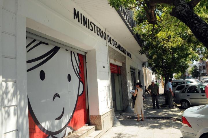 Buscan a familiares de dos niños hallados solos en la calle