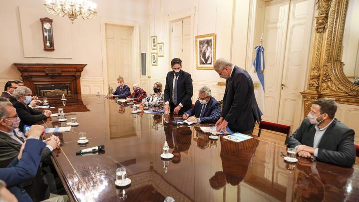 Universitarios: 35 % de aumento salarial