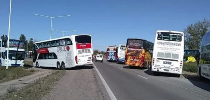 Transportistas del turismo cortan la autopista Santa Fe-Rosario