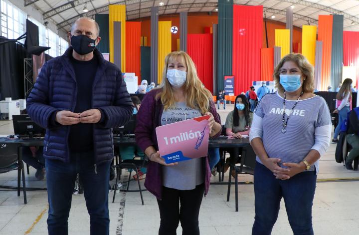 Perotti: “Santa Fe superó el primer millón de vacunados”