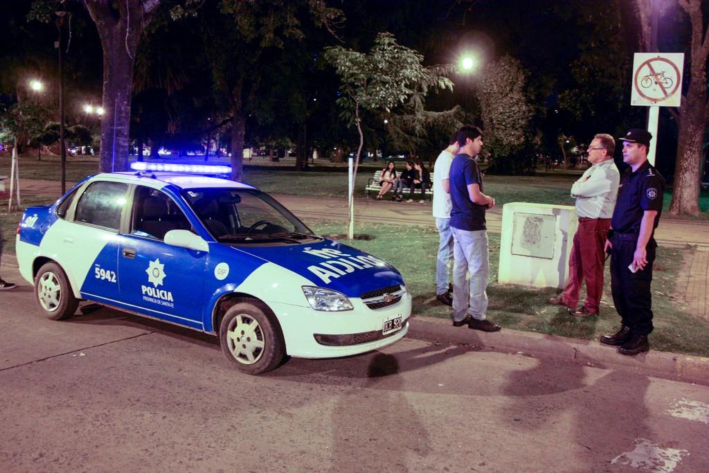 Lagna junto a efectivos policiales durante los controles en Plaza San Martín