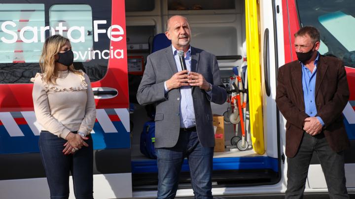 Omar Perotti y María de los Angeles Sacnun, en la entrega de ambulancias.